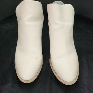 Universal Threads cream color ankle boots (booties) size